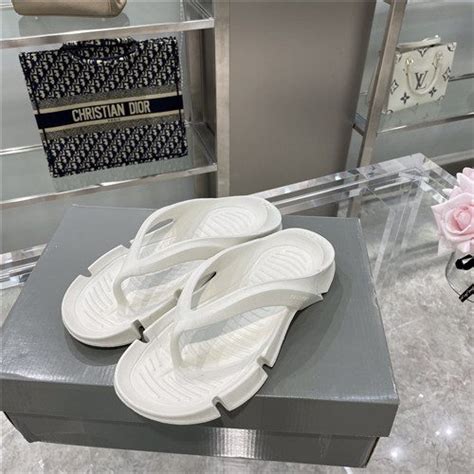 fake balenciaga flip flops